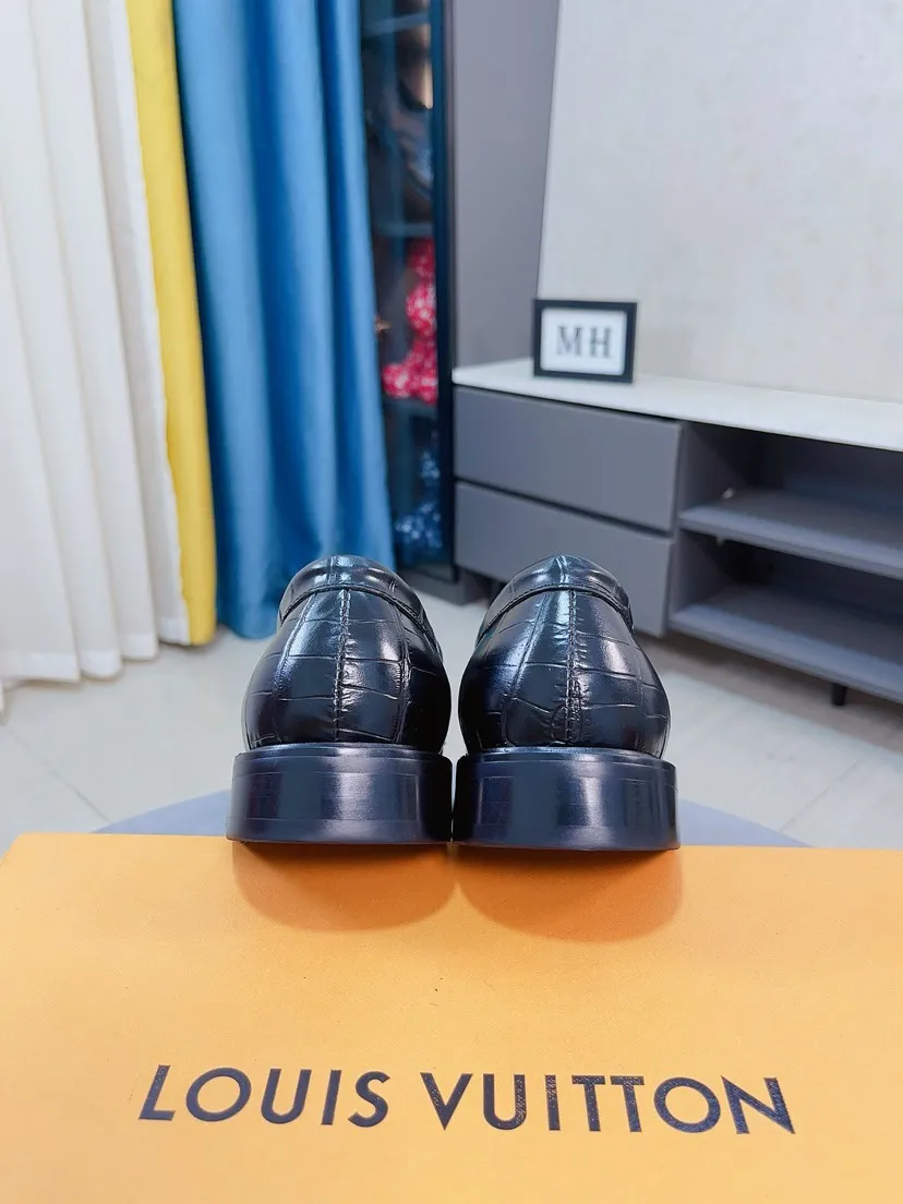 Men's shoes💰438🌹🌹【Louis Vuitton] LV official website synchronizes casual formal leather shoes, imported Italian first-layer calfskin, the leather feels natural and comfortable, and the flowing shoe body design embodies an extraordinary superior wearing experience. Smooth and tight hand-stitched seams achieve extraordinary noble taste. The lining is made of cowhide, which is high-end, comfortable and breathable, telling the man's high-spirited heart. Number of items in stock: 38-44 45 can be customized.